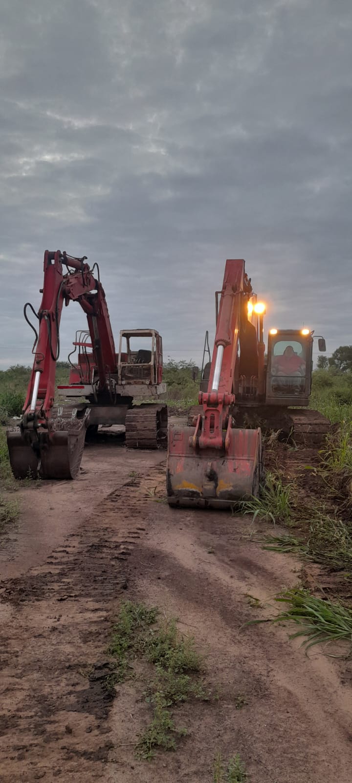 Escavadeiras_em_operação_na_obra_do_autódromo_em_Sáez_Peña_Chaco_Argentina.jpeg