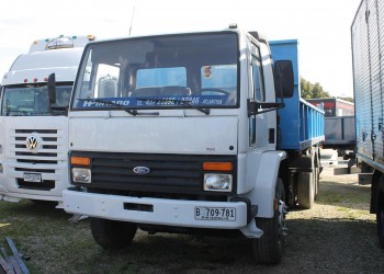 Ford Cargo del 99, doble eje con caja volcadora