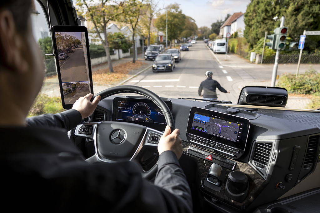 Ver donde la gente no ve: Mercedes-Benz Trucks confía en sistemas de asistencia inteligentes para proteger mejor a ciclistas y peatones