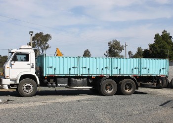 Volkswagen Worker 16220 año 1997, 6x2, con caja granelera