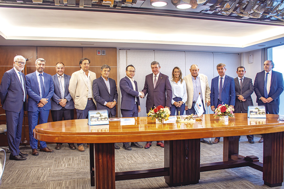 CUTCSA y BYD firman un acuerdo estratégico para impulsar la movilidad eléctrica en Uruguay