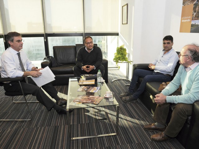 Gobierno recibió planteo de intendentes para reducir impuesto específico interno de combustibles en departamentos de frontera Gobierno recibió planteo de intendentes para reducir impuesto específico interno de combustibles en departamentos de frontera