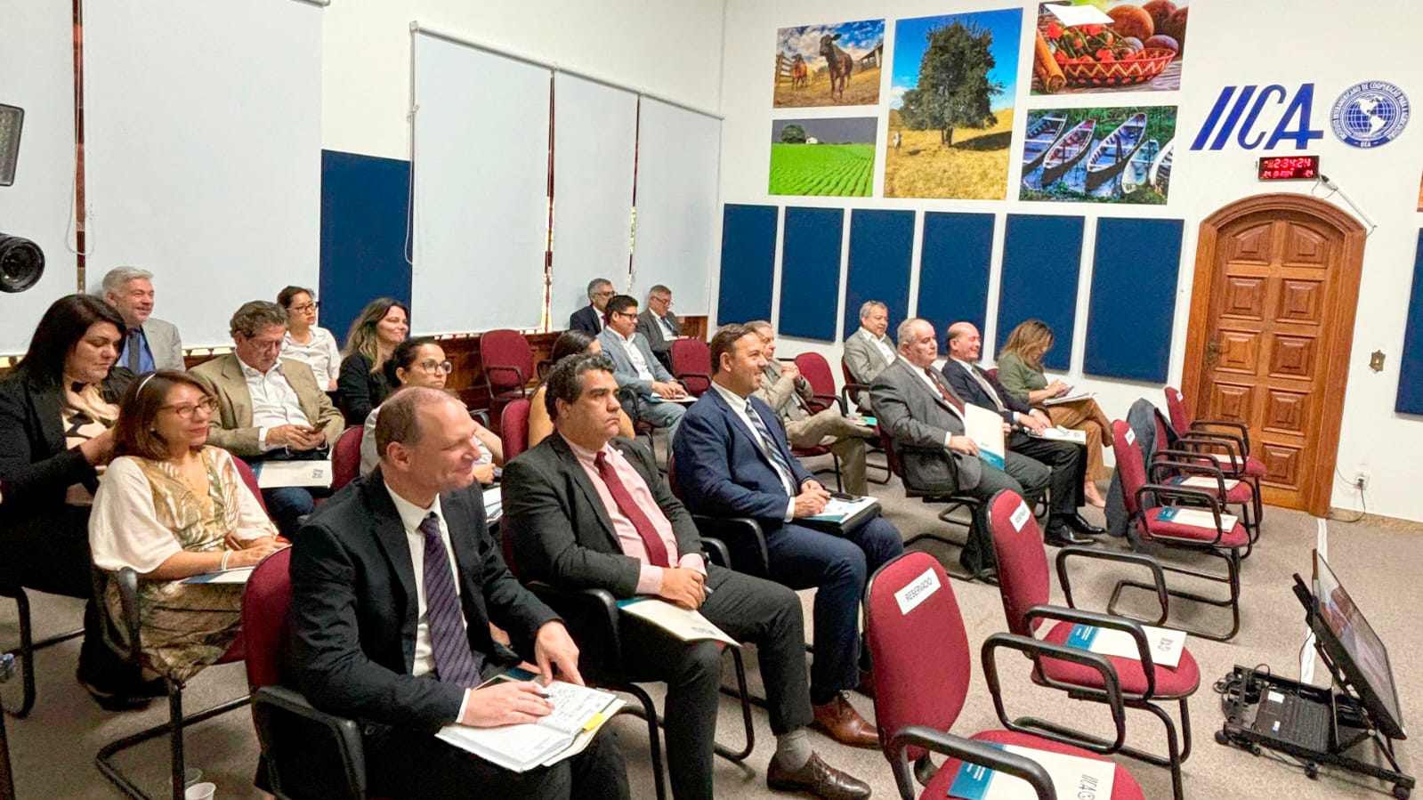 En evento organizado por Embajada de Uruguay en Brasil y el IICA, países sudamericanos debaten integración logística para mejorar competitividad