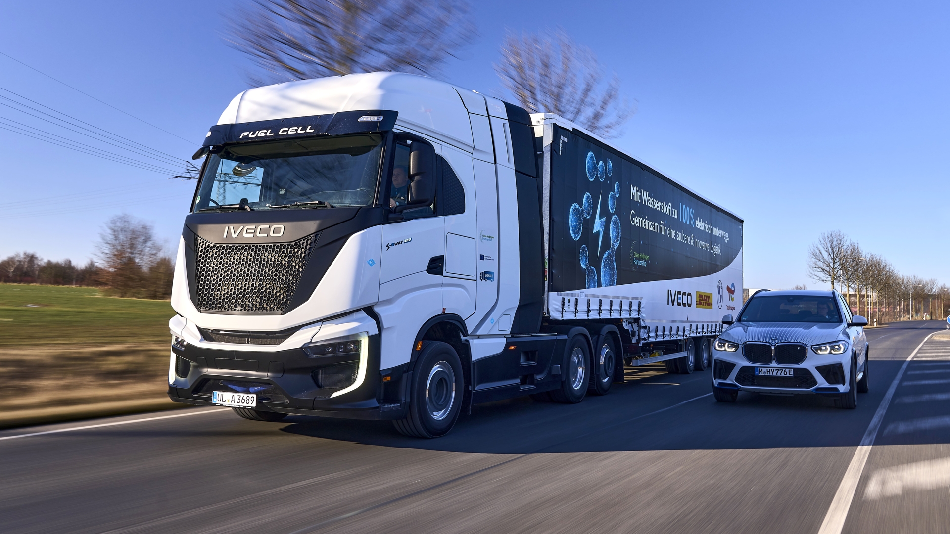 IVECO entrega dos camiones S-eWay Fuel-Cell a BMW, las primeras unidades del innovador proyecto H2Haul centrado en el hidrógeno que llegan a la carretera