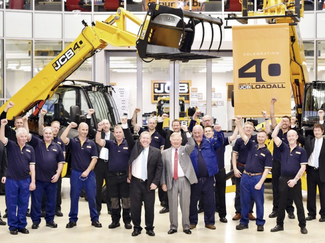 Muchas alegrias marcan los  40 años de producción del manipulador telescópico de JCB