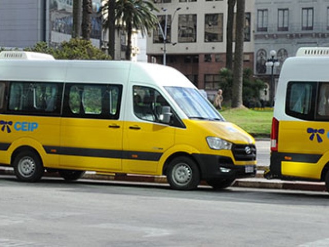 Nuevos_minibuses_para_traslado_de_alumnos_con_discapacidad_1