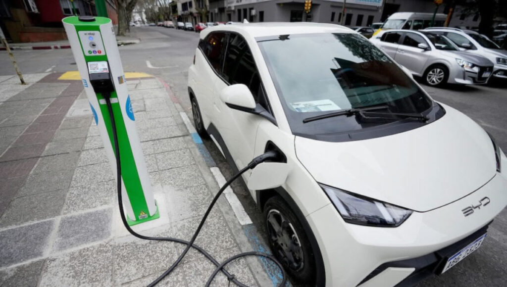 Preocupación en las Estaciones de Servicio: por primera vez la venta de autos eléctricos superan a los nafteros