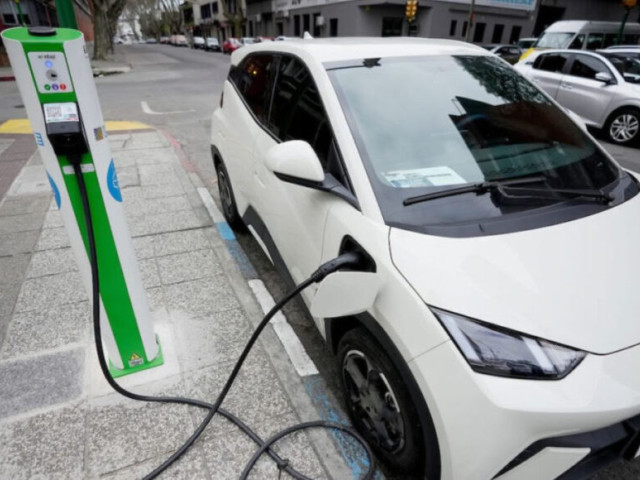 Preocupación en las Estaciones de Servicio: por primera vez la venta de autos eléctricos superan a los nafteros