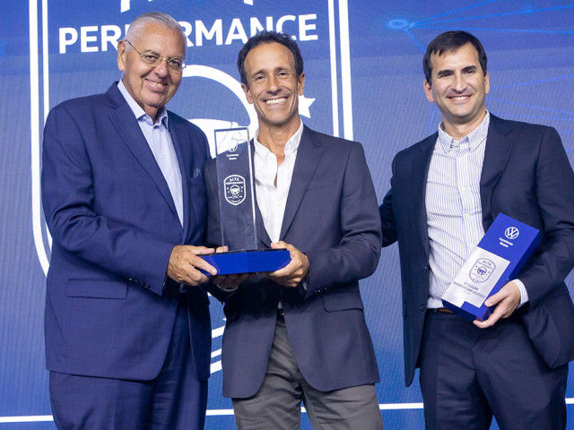 Roberto_Cortes_Presidente_y_CEO_de_VWCB_entrega_el_premio_maximo_a_Javier_Lestido_Director_de_Julio_Cesar_Lestido_S