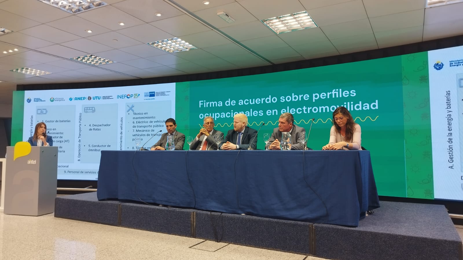Se firmó un acuerdo para impulsar la transición hacia la electromovilidad
