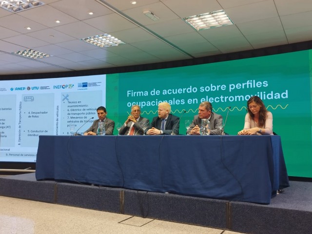 Se firmó un acuerdo para impulsar la transición hacia la electromovilidad