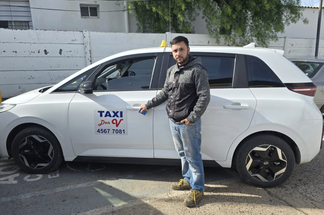 Dennis Bernhardt, conduce el primer taxi eléctrico de Young: “Para quien le gusta manejar y tratar con la gente, este es un lindo trabajo”