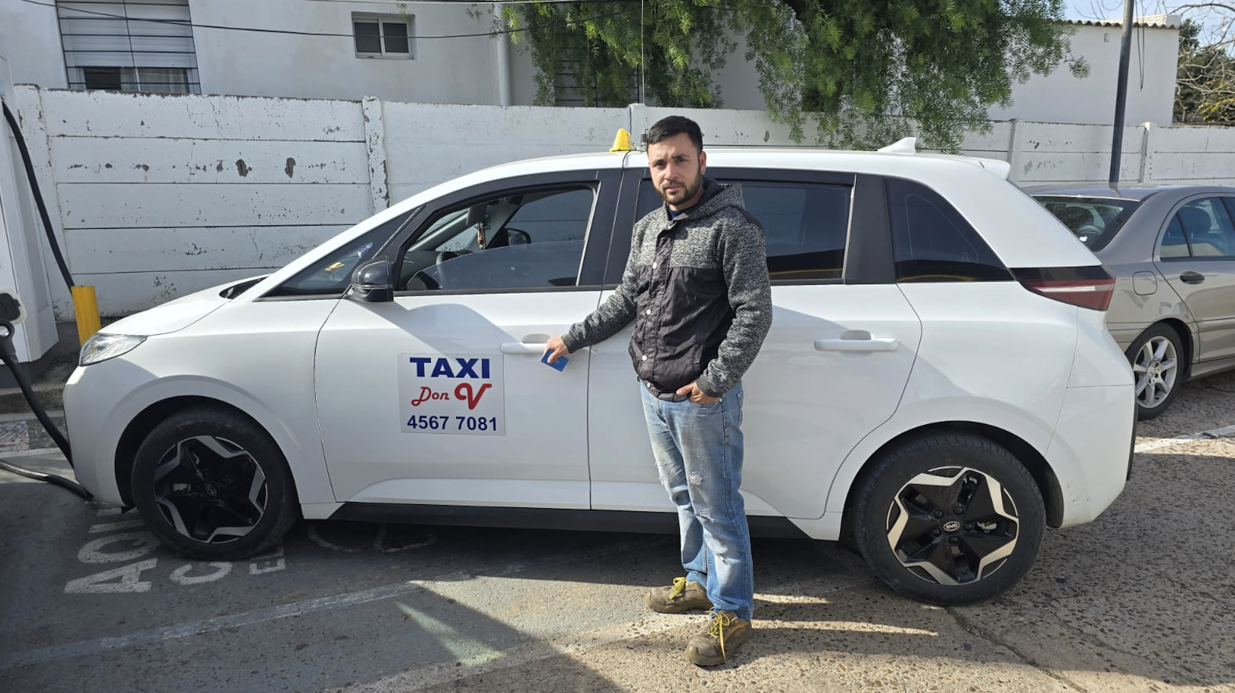 Dennis Bernhardt, conduce el primer taxi eléctrico de Young: “Para quien le gusta manejar y tratar con la gente, este es un lindo trabajo”