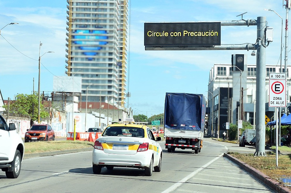 Tecnología avanzada alerta a conductores para proteger estructuras viales