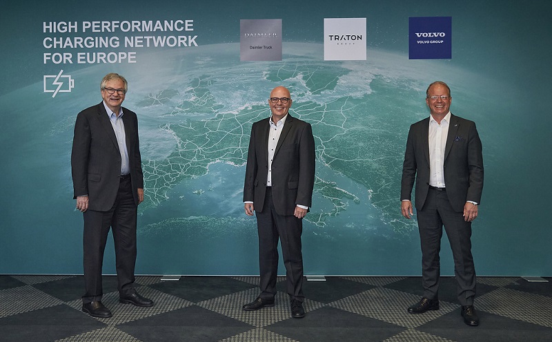 Volvo Group, Daimler Truck y TRATON GROUP firman un acuerdo de empresa conjunta para la red europea de carga de alto rendimiento