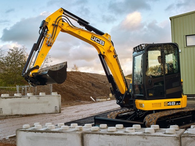 JCB presentó a nivel internacional sus nuevas midi-excavadoras de 4 a 6 toneladas